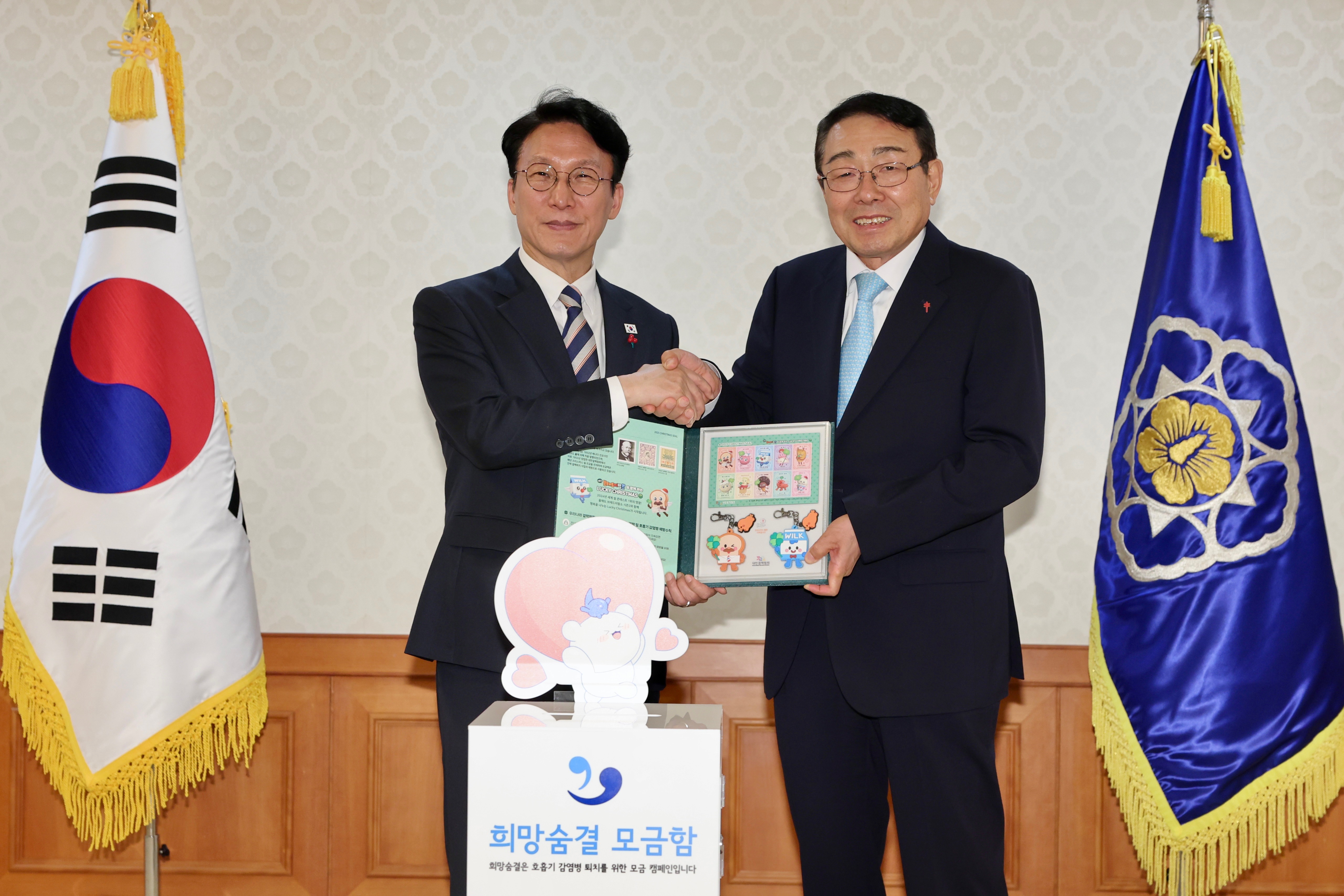 김민석 국무총리에게 2025 크리스마스 씰 증정 모습